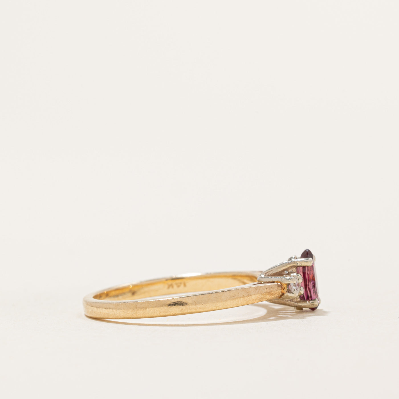 Bague en rubis taille marquise et diamants | 0,21 ct, 0,05 ct au total | Taille 6