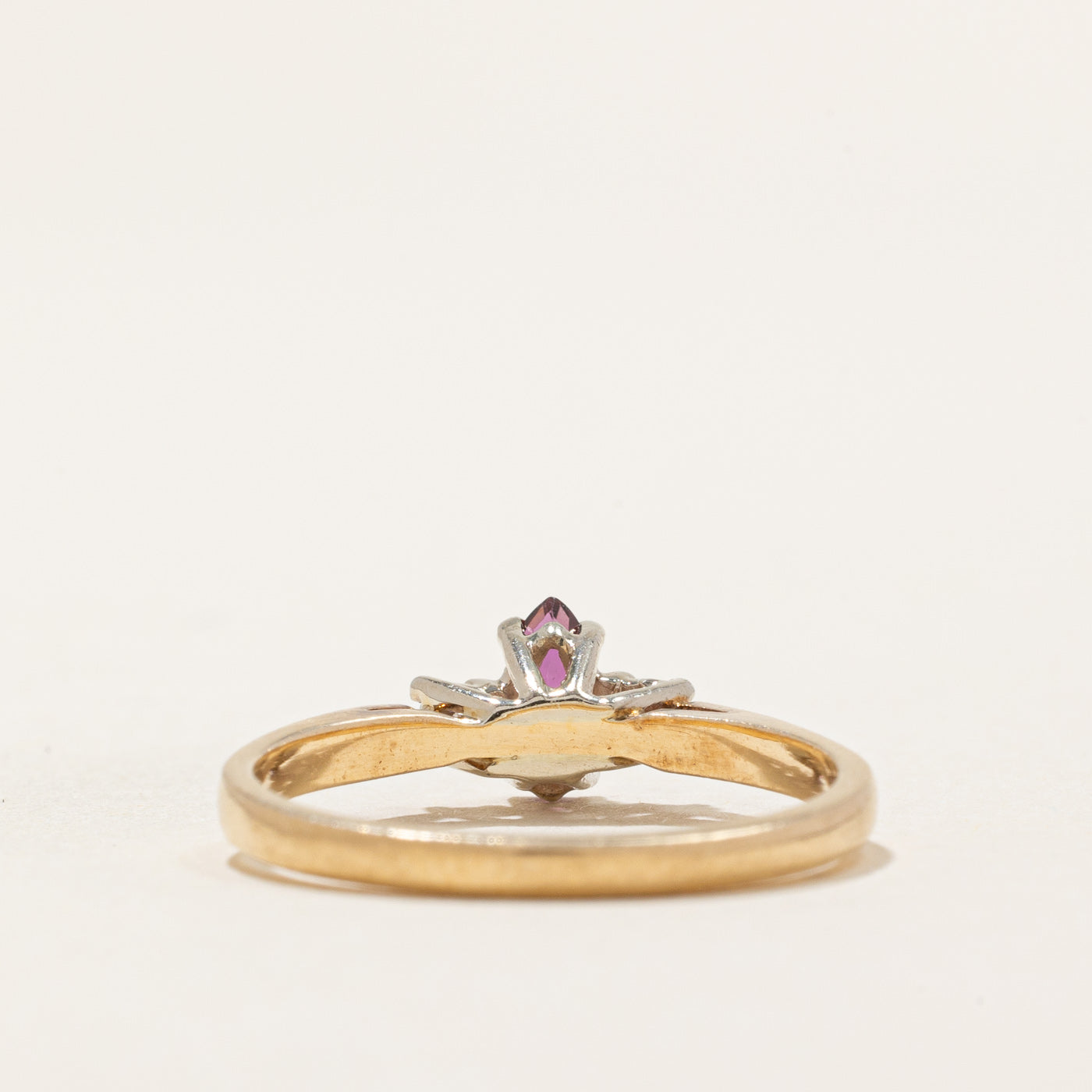 Bague en rubis taille marquise et diamants | 0,21 ct, 0,05 ct au total | Taille 6