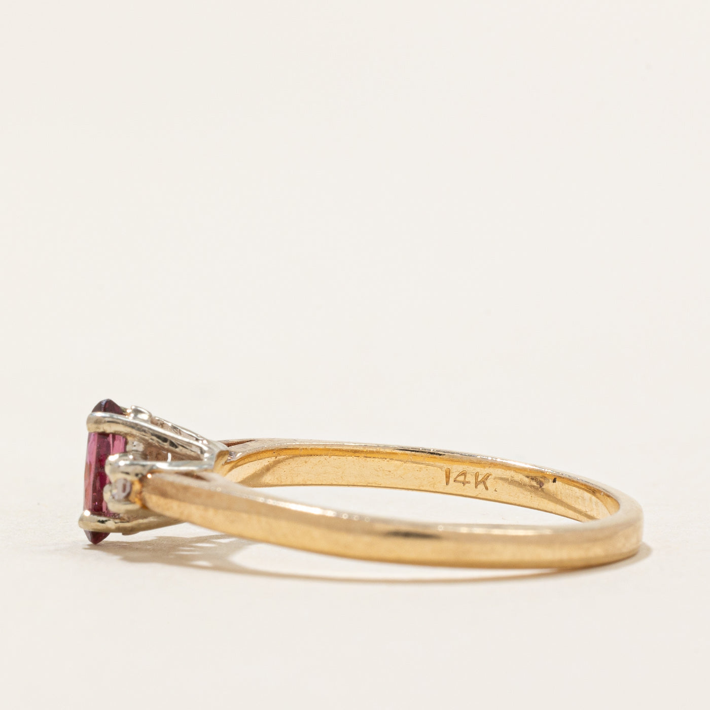Bague en rubis taille marquise et diamants | 0,21 ct, 0,05 ct au total | Taille 6