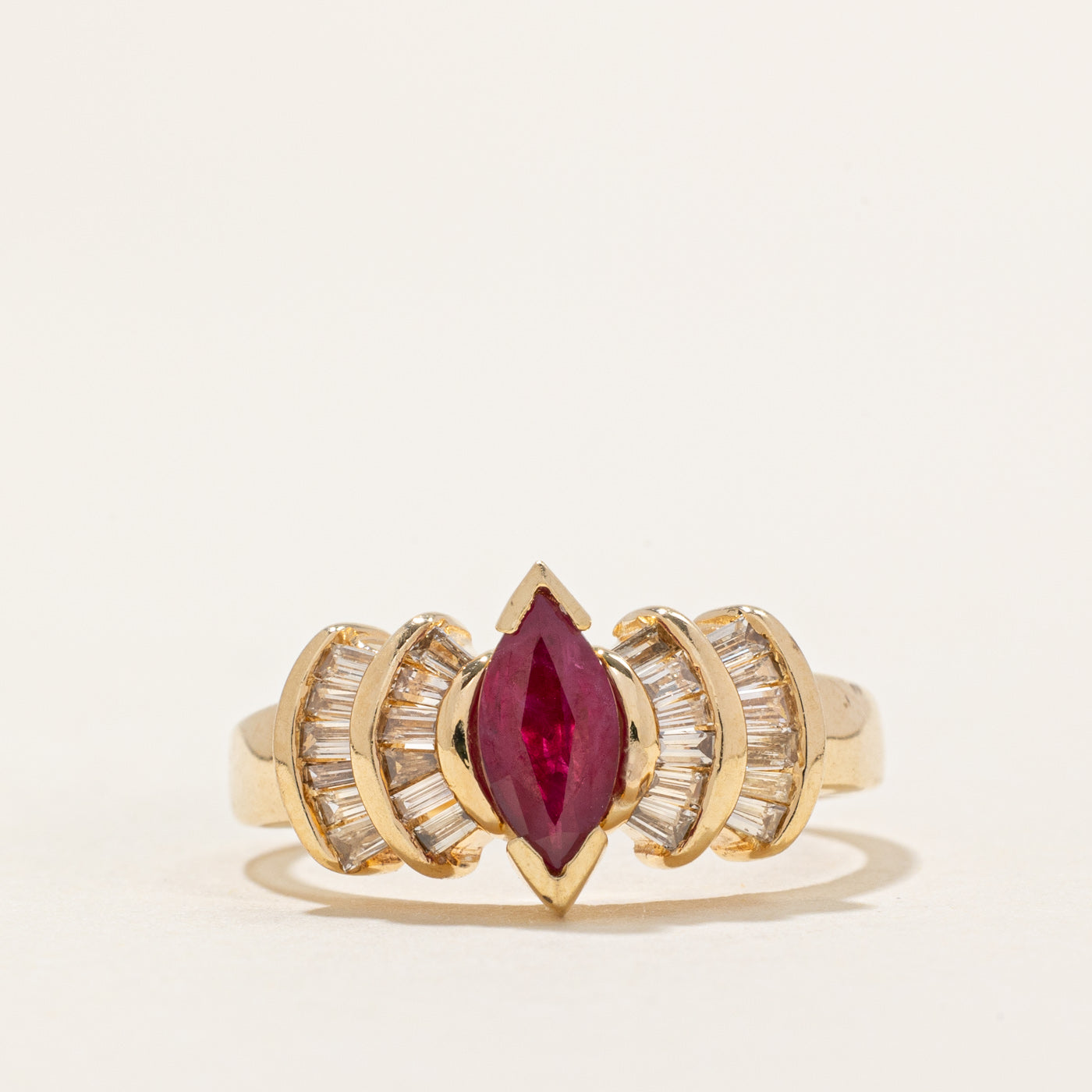 Bague ornée d'un rubis taille marquise et de diamants | 0,50 ct, 0,30 ct au total | Taille 7