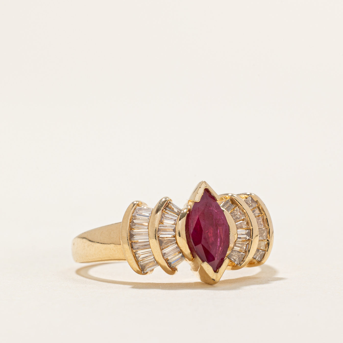 Bague ornée d'un rubis taille marquise et de diamants | 0,50 ct, 0,30 ct au total | Taille 7