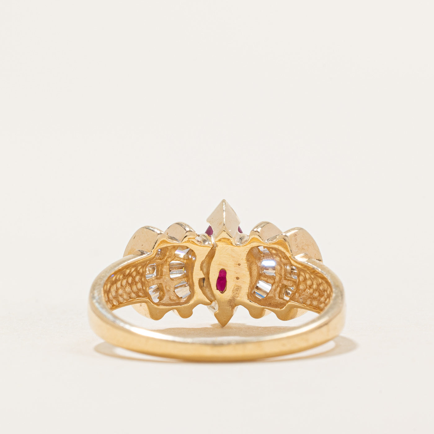 Bague ornée d'un rubis taille marquise et de diamants | 0,50 ct, 0,30 ct au total | Taille 7