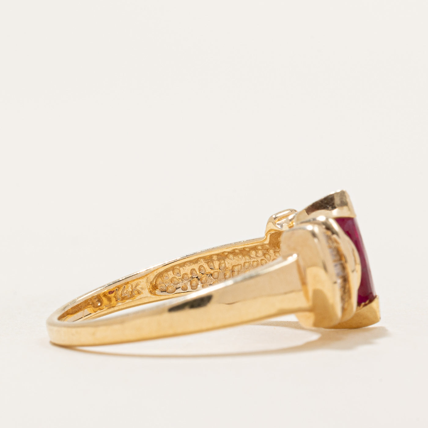 Bague ornée d'un rubis taille marquise et de diamants | 0,50 ct, 0,30 ct au total | Taille 7