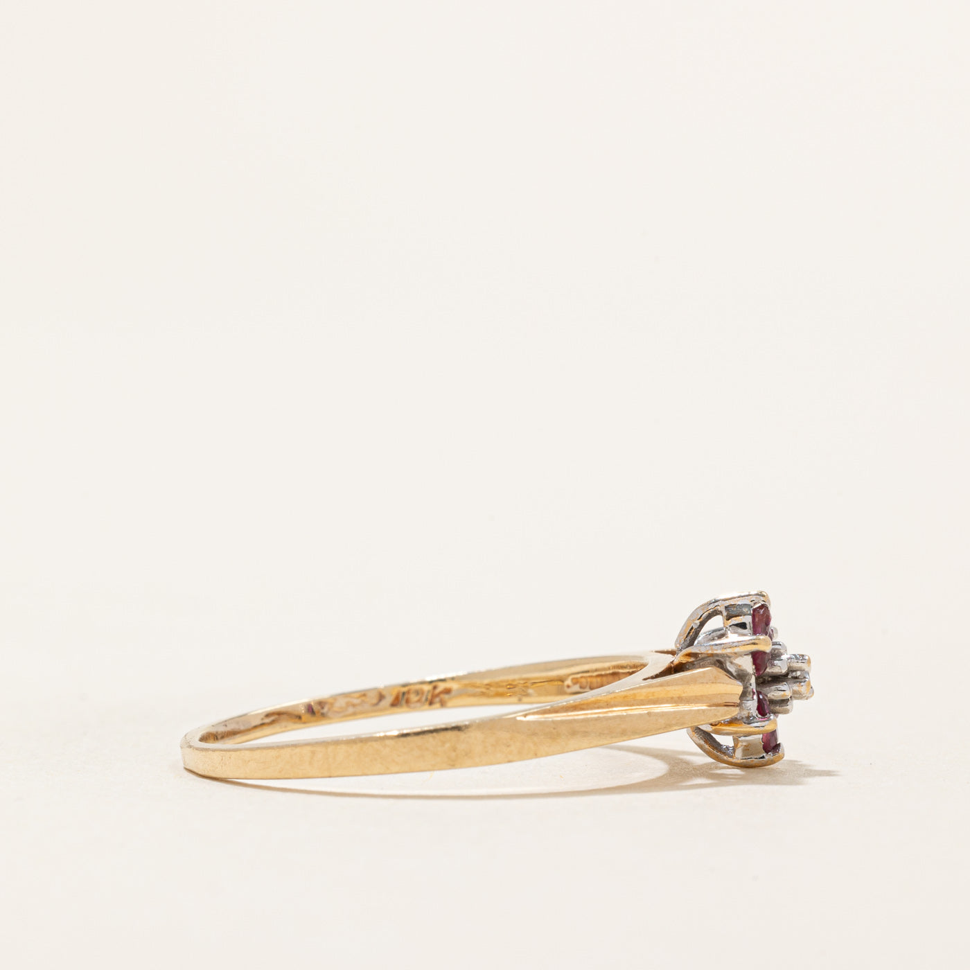 Bague pétale rubis et diamants | 0,12 ct au total, 0,008 ct | Taille 7,5