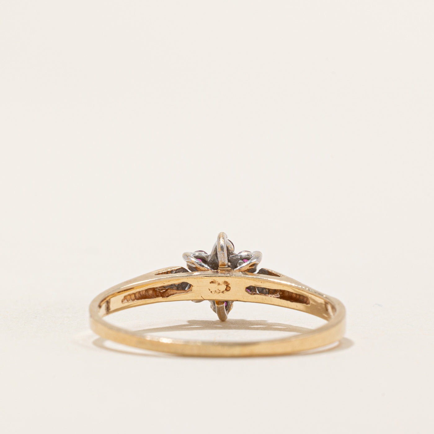 Bague pétale rubis et diamants | 0,12 ct au total, 0,008 ct | Taille 7,5