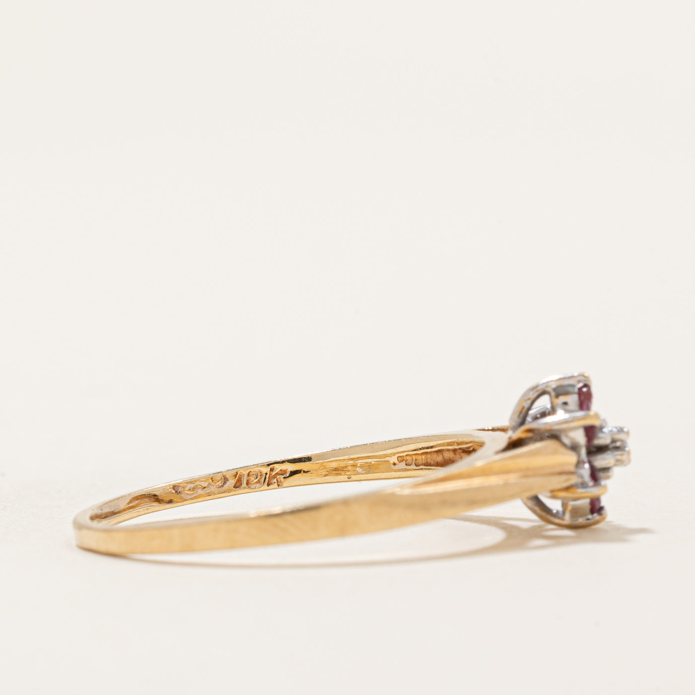 Bague pétale rubis et diamants | 0,12 ct au total, 0,008 ct | Taille 7,5