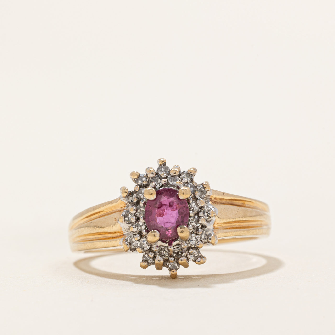 Bague pétale rubis et diamants | 0,26 ct, 0,12 ct au total | Taille 7