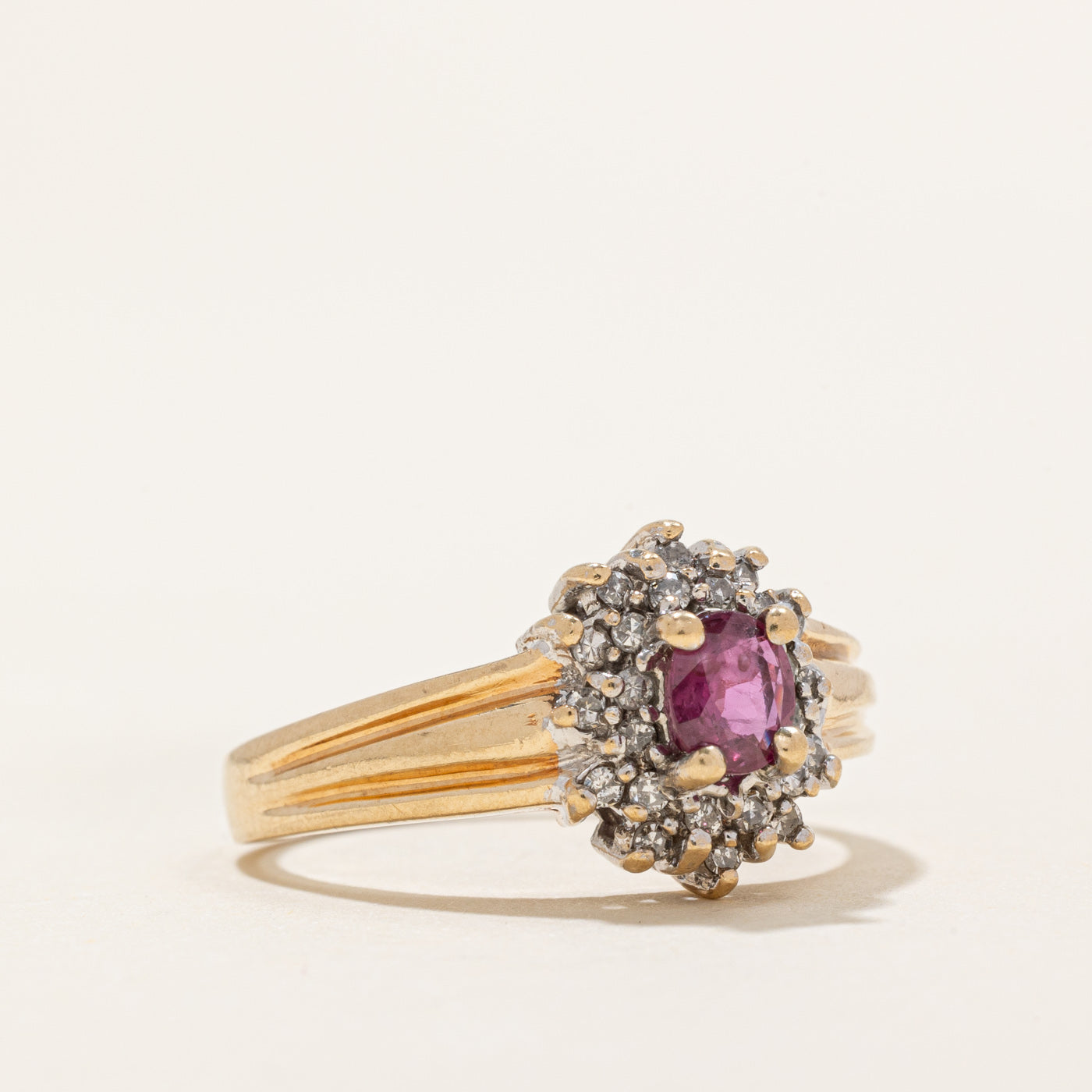 Bague pétale rubis et diamants | 0,26 ct, 0,12 ct au total | Taille 7