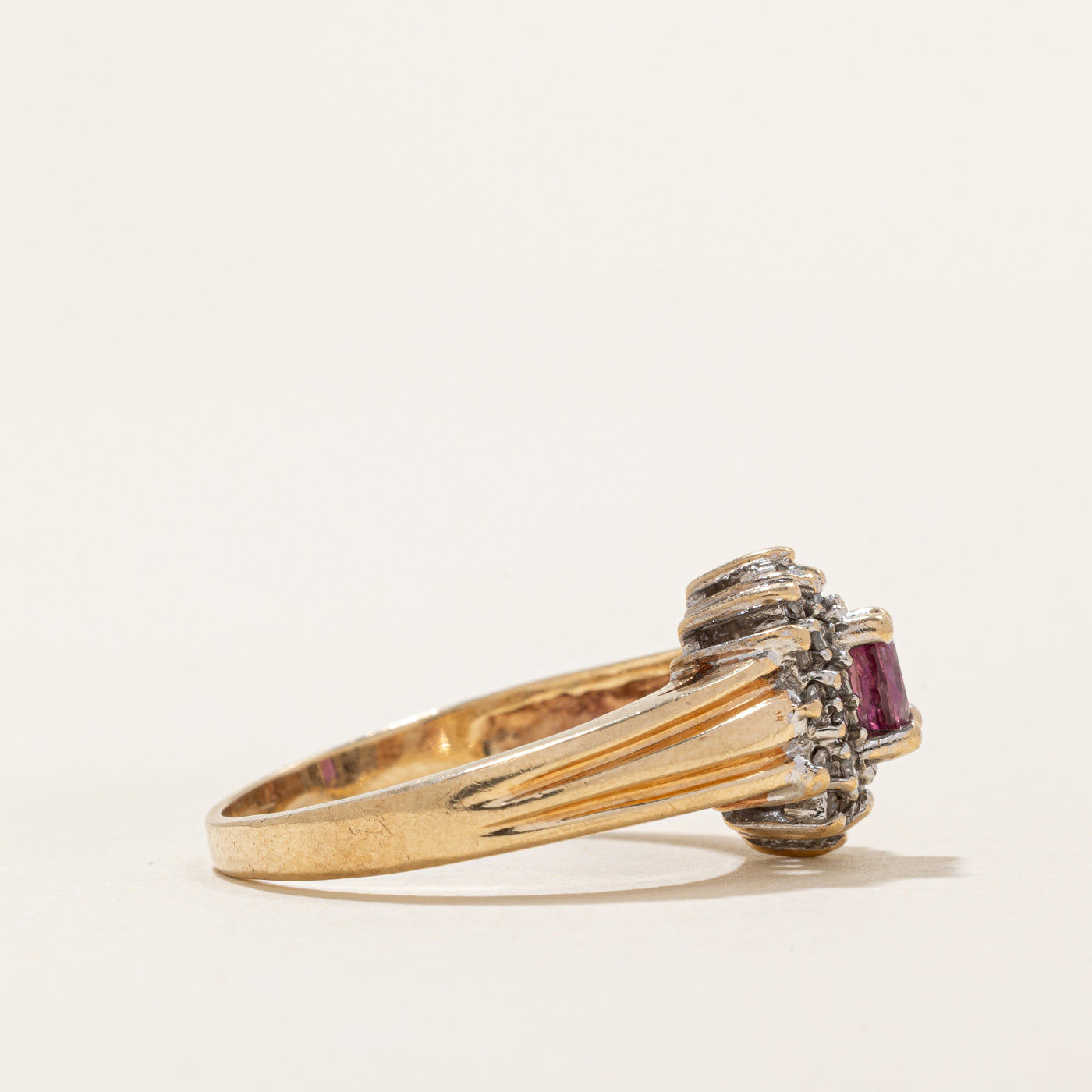 Bague pétale rubis et diamants | 0,26 ct, 0,12 ct au total | Taille 7