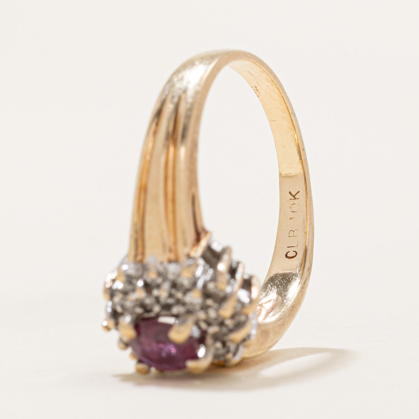 Bague pétale rubis et diamants | 0,26 ct, 0,12 ct au total | Taille 7