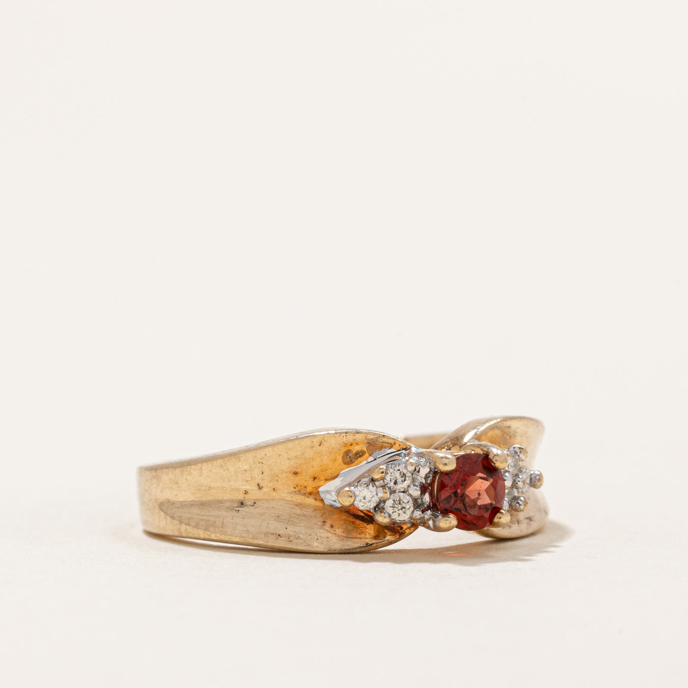 Garnet & Diamond Reverse Tapered Ring | 0.25ct, 0.05ctw | SZ 6.75