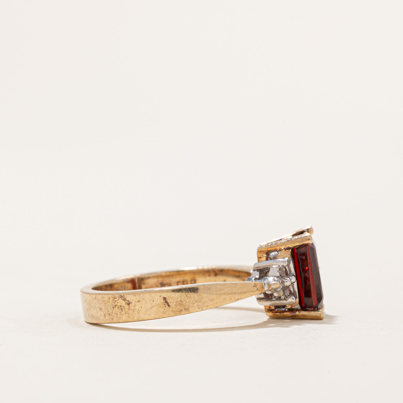 Garnet & Diamond Reverse Tapered Ring | 2.00ct, 0.09ctw | SZ 6.5