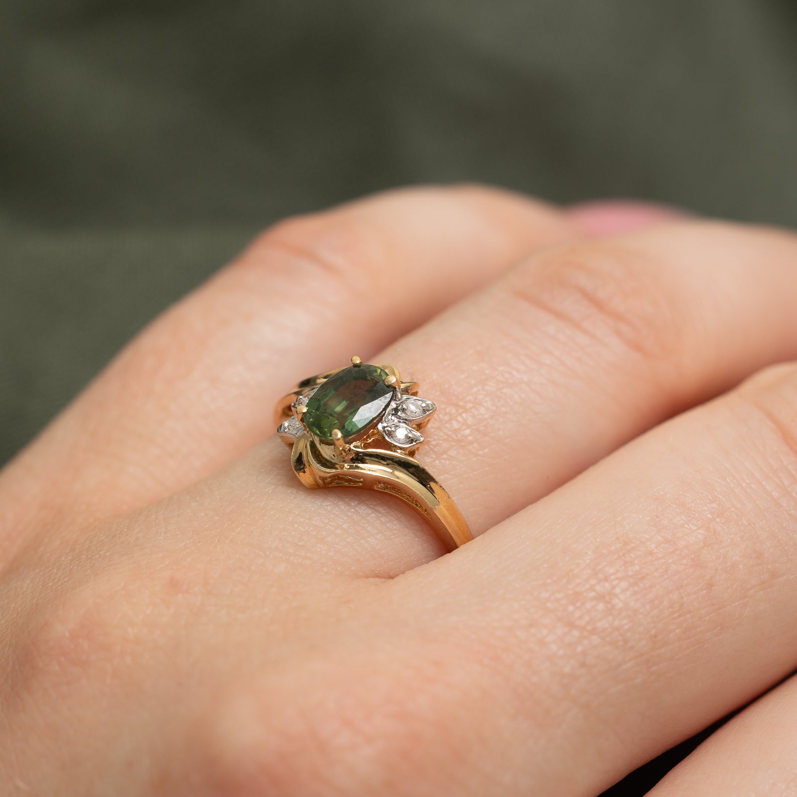 Bague sertie d'un saphir vert et de diamants (0,90 ct, 0,03 ct) | Taille 7