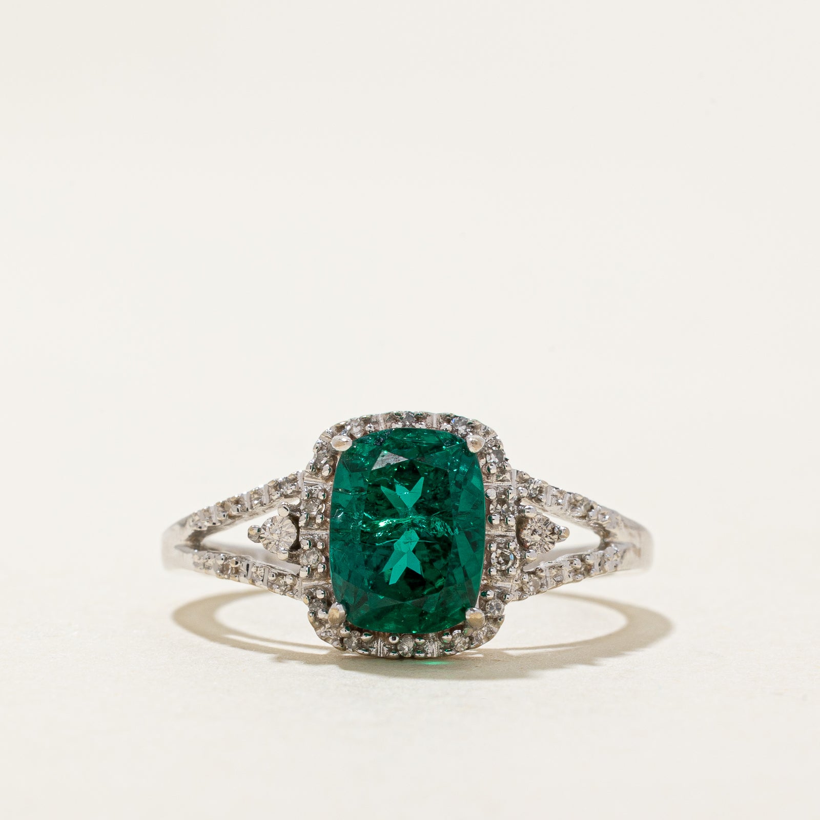 Bague halo en émeraude synthétique et diamants naturels | 1,52 ct, 0,10 ct au total | Taille 7