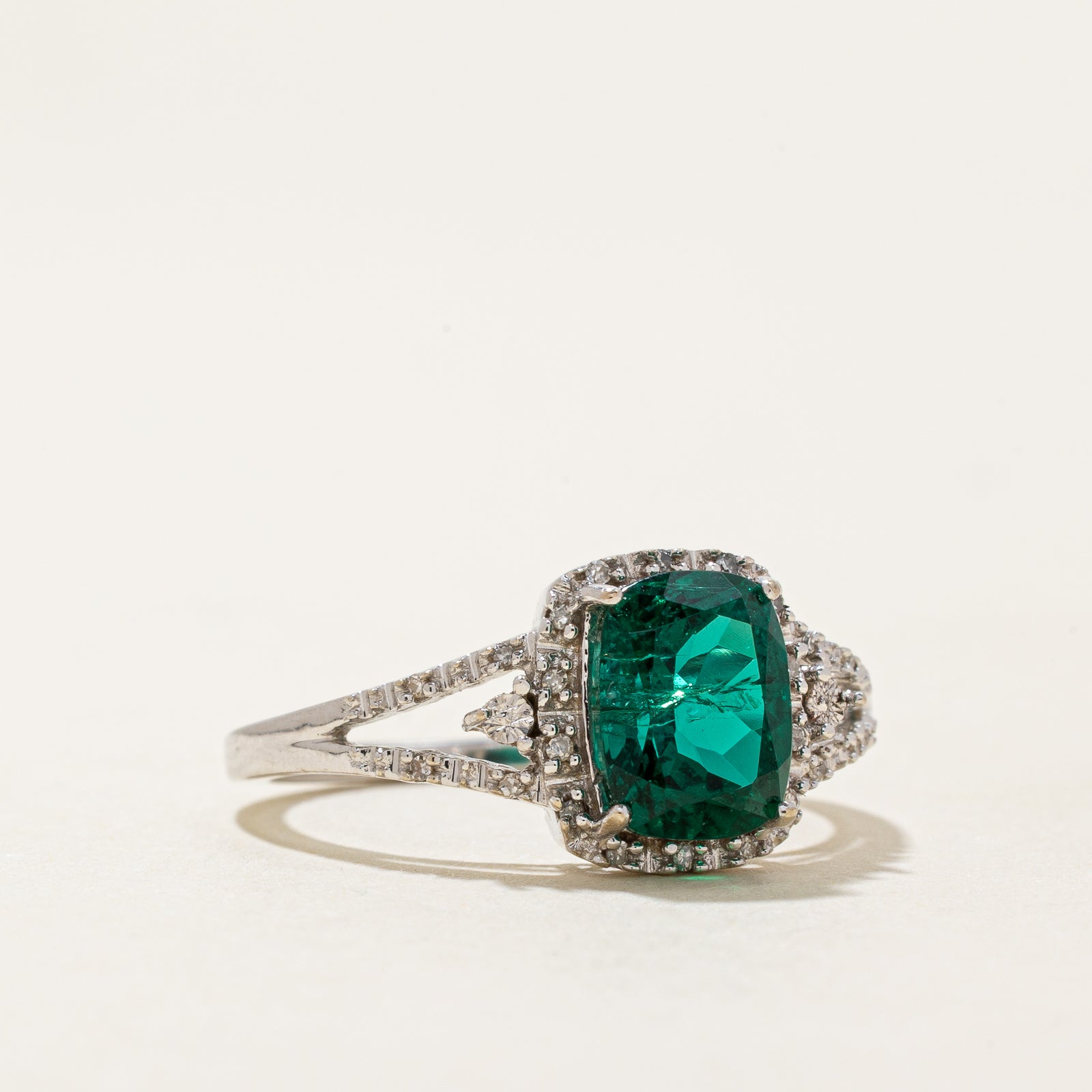 Bague halo en émeraude synthétique et diamants naturels | 1,52 ct, 0,10 ct au total | Taille 7