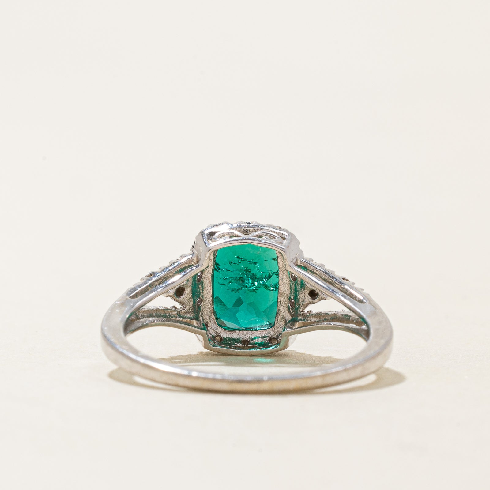 Bague halo en émeraude synthétique et diamants naturels | 1,52 ct, 0,10 ct au total | Taille 7