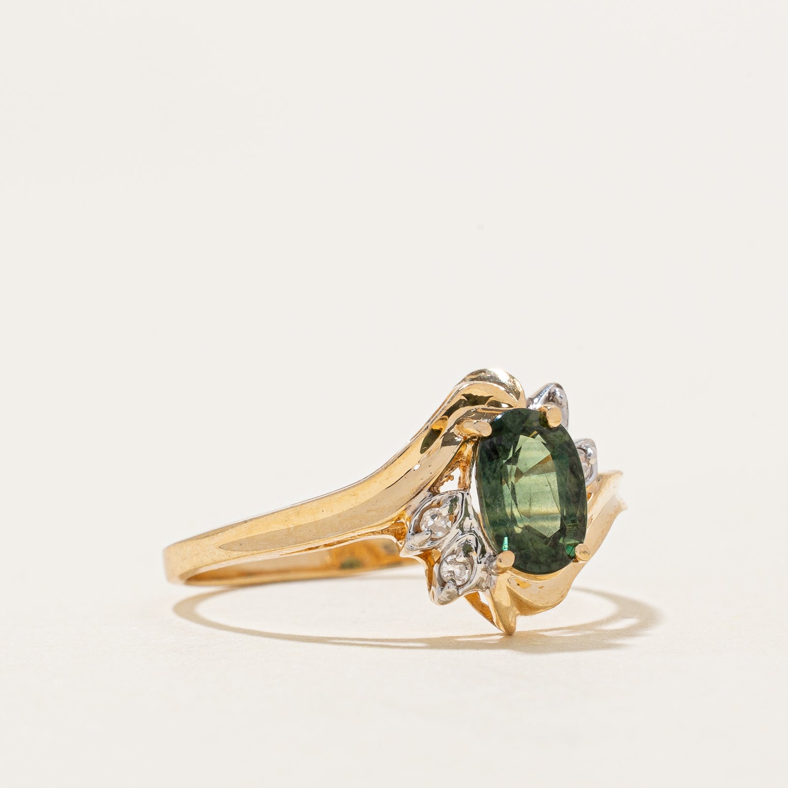 Bague sertie d'un saphir vert et de diamants (0,90 ct, 0,03 ct) | Taille 7