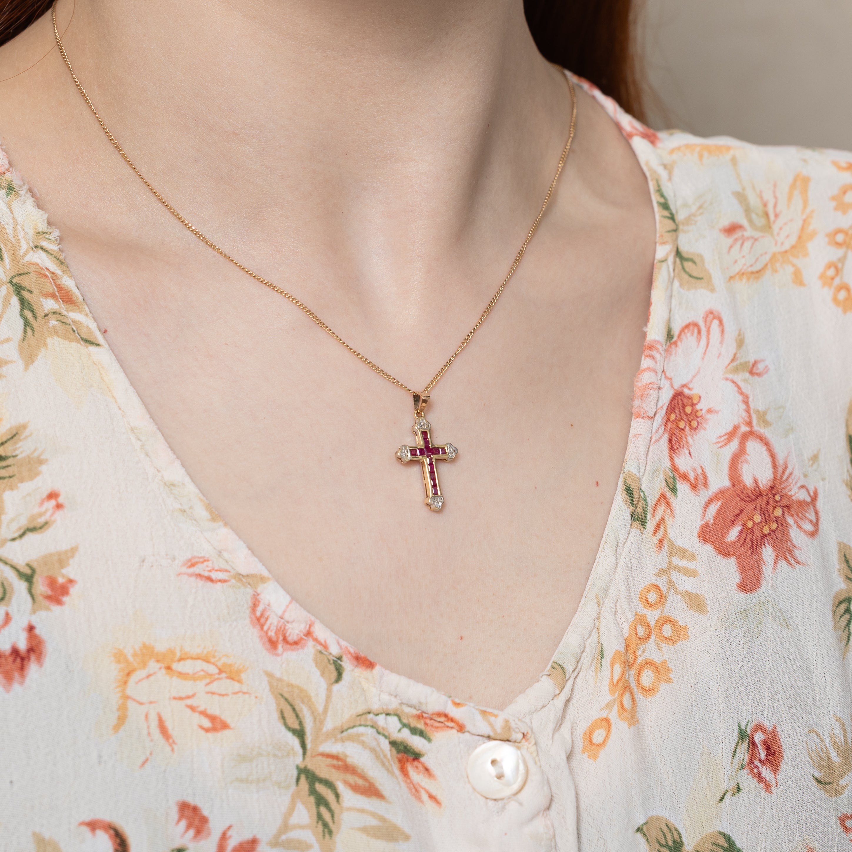 Pendentif croix rubis et diamants | 0,50 ct, 0,02 ct