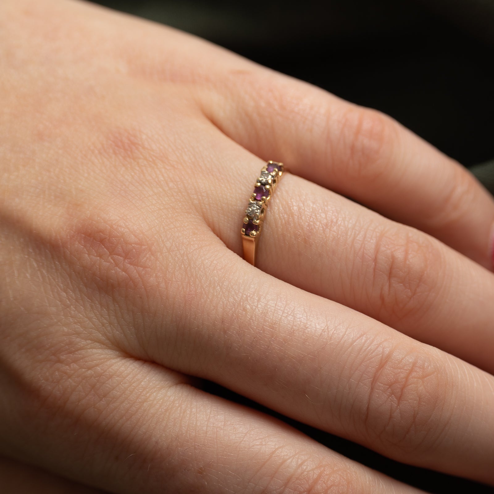 Bague cinq pierres rubis et diamants | 0,18 ct, 0,02 ct | Taille 6,75