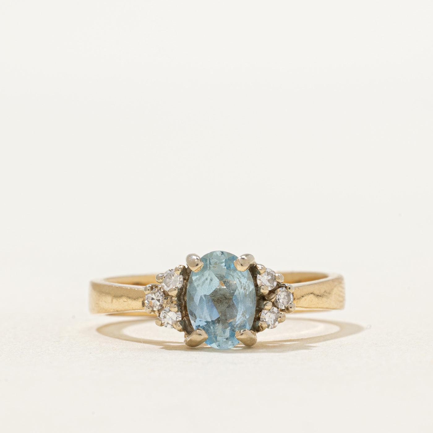 Bague en aigue-marine taille ovale et diamants | 0,62 ct, 0,18 ct au total | Taille 6,25