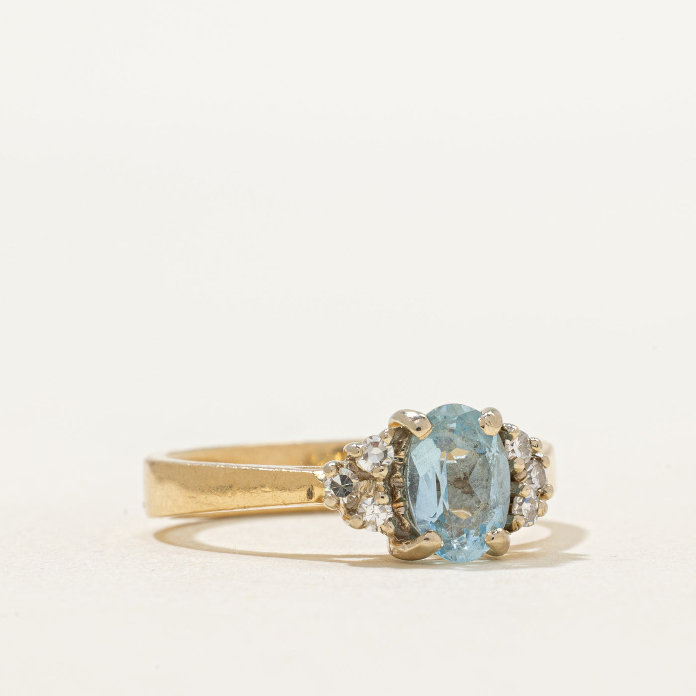 Bague en aigue-marine taille ovale et diamants | 0,62 ct, 0,18 ct au total | Taille 6,25