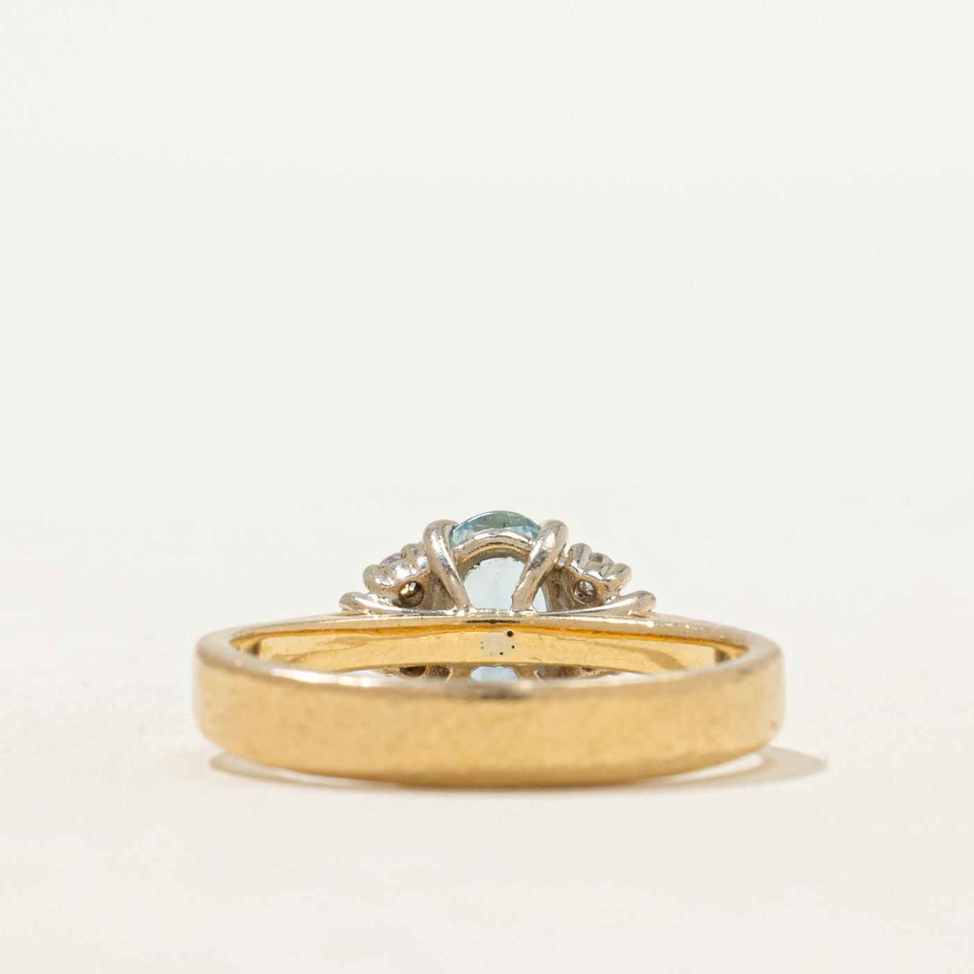 Bague en aigue-marine taille ovale et diamants | 0,62 ct, 0,18 ct au total | Taille 6,25