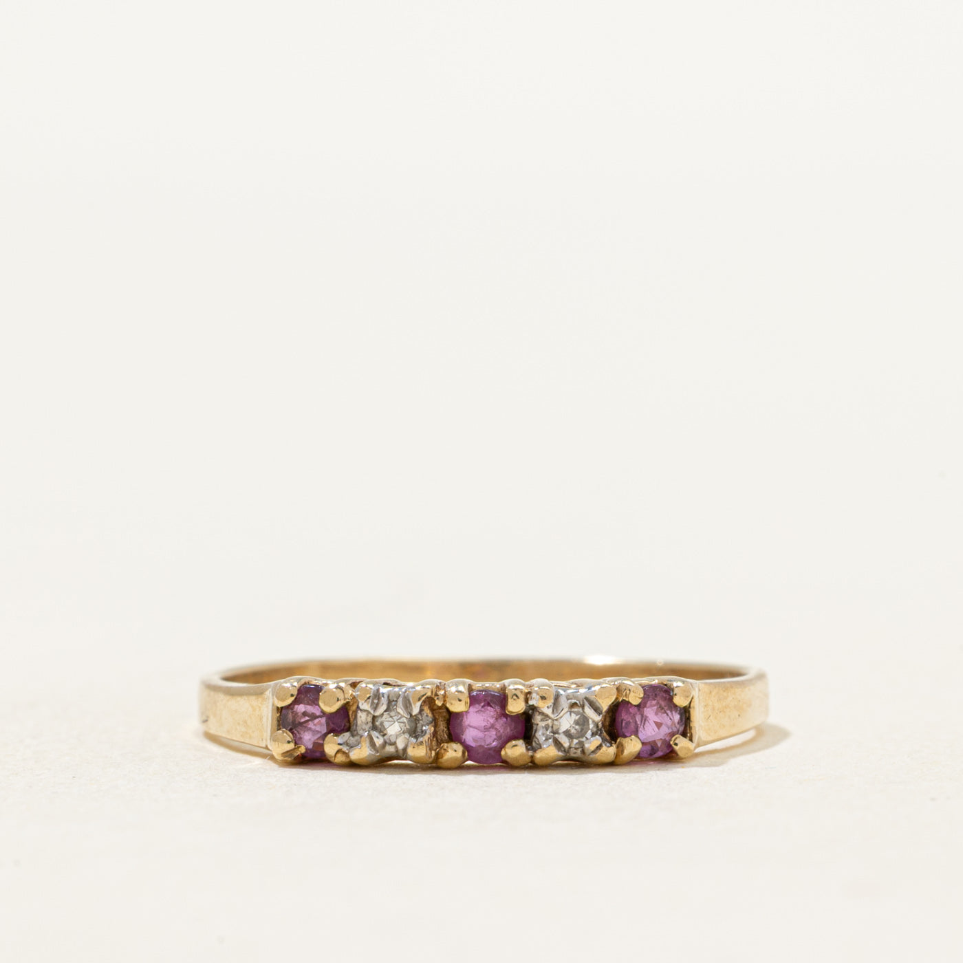 Bague cinq pierres rubis et diamants | 0,18 ct, 0,02 ct | Taille 6,75