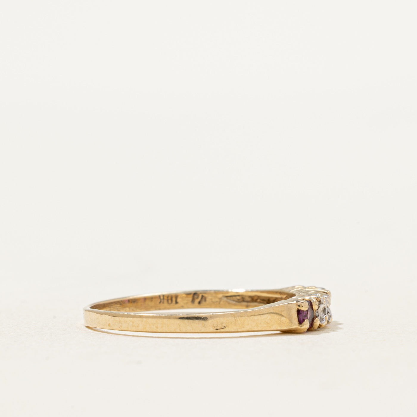 Bague cinq pierres rubis et diamants | 0,18 ct, 0,02 ct | Taille 6,75