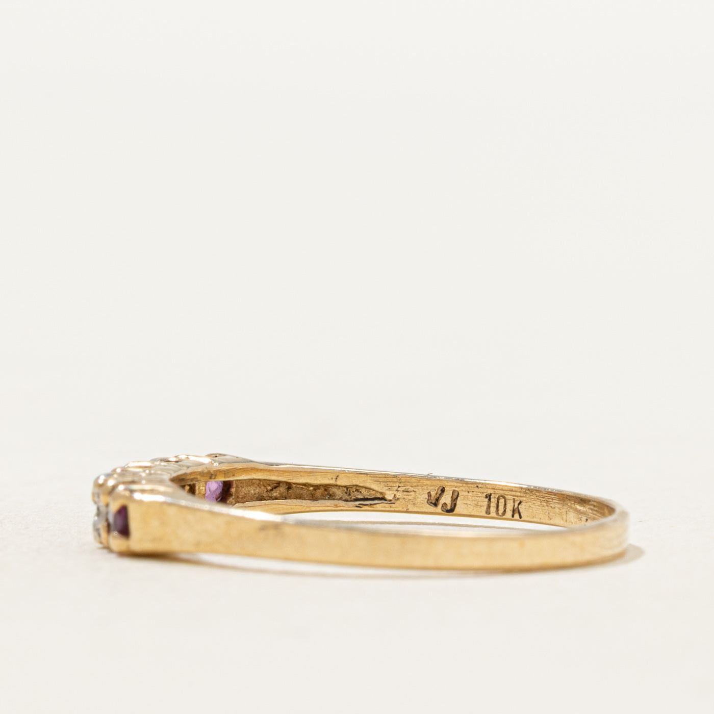 Bague cinq pierres rubis et diamants | 0,18 ct, 0,02 ct | Taille 6,75