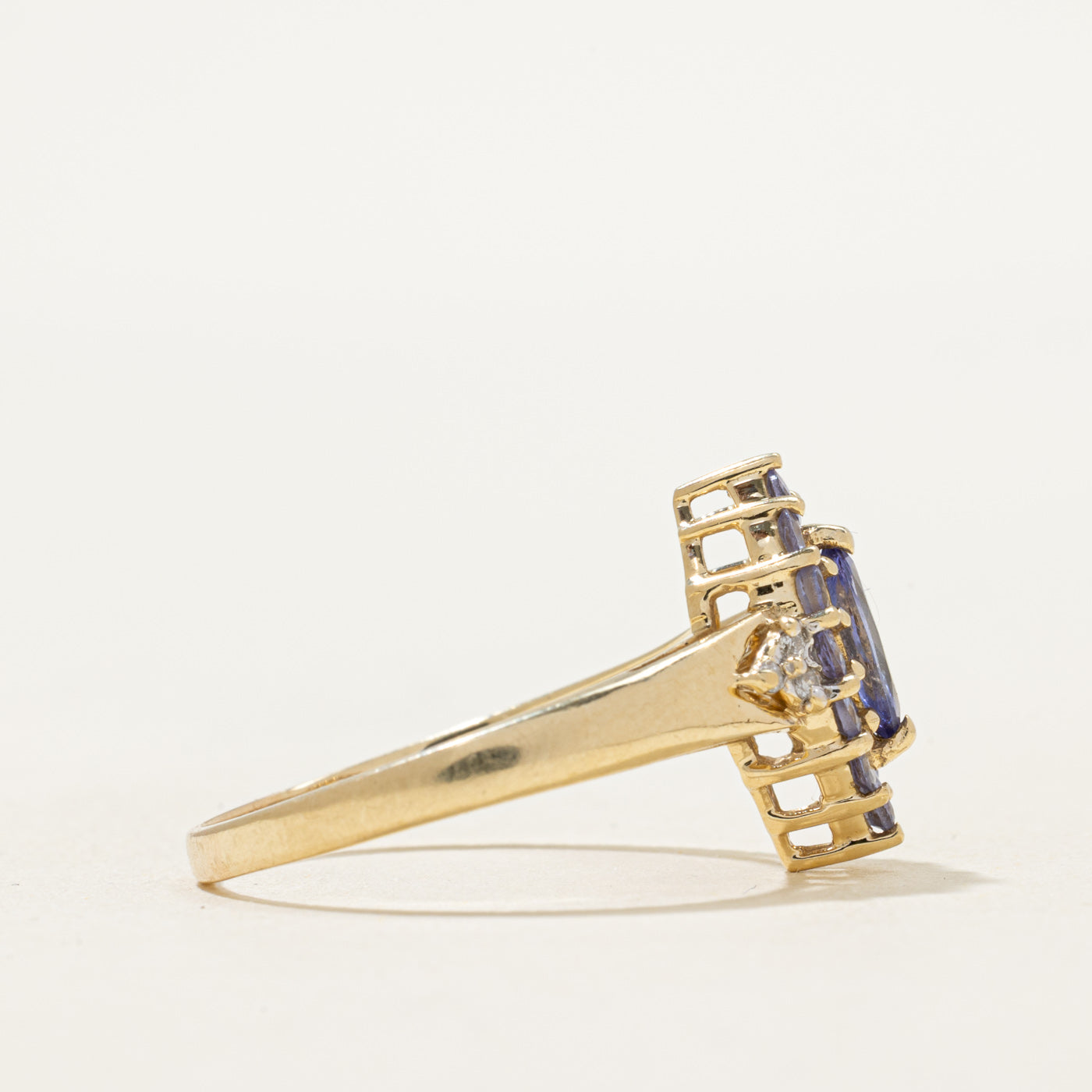 Bague en tanzanite taille marquise et diamants | 0,70 ct, 0,03 ct | Taille 8,25