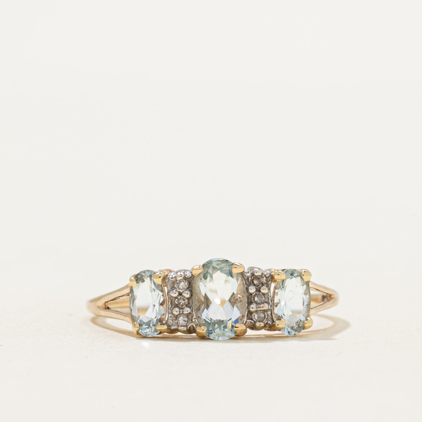 Bague trois pierres aigue-marine et diamants | 0,60 ct, 0,02 ct | Taille 7,75