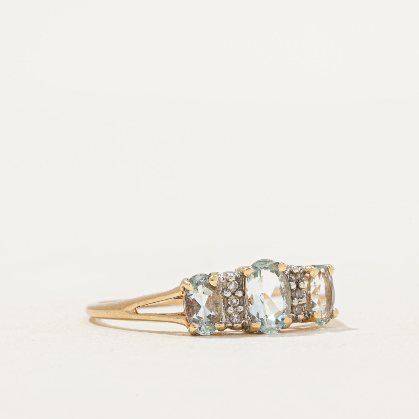 Bague trois pierres aigue-marine et diamants | 0,60 ct, 0,02 ct | Taille 7,75