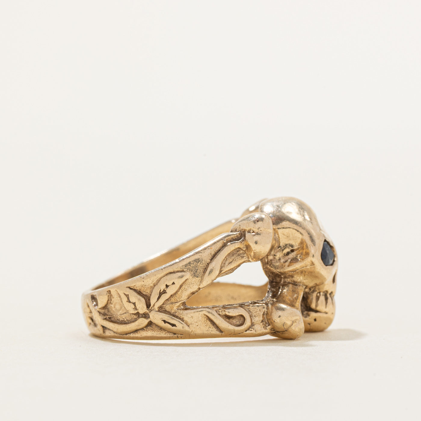 Bague pirate en saphir tête de mort et os croisés | 0,32 ct | Taille 7,5