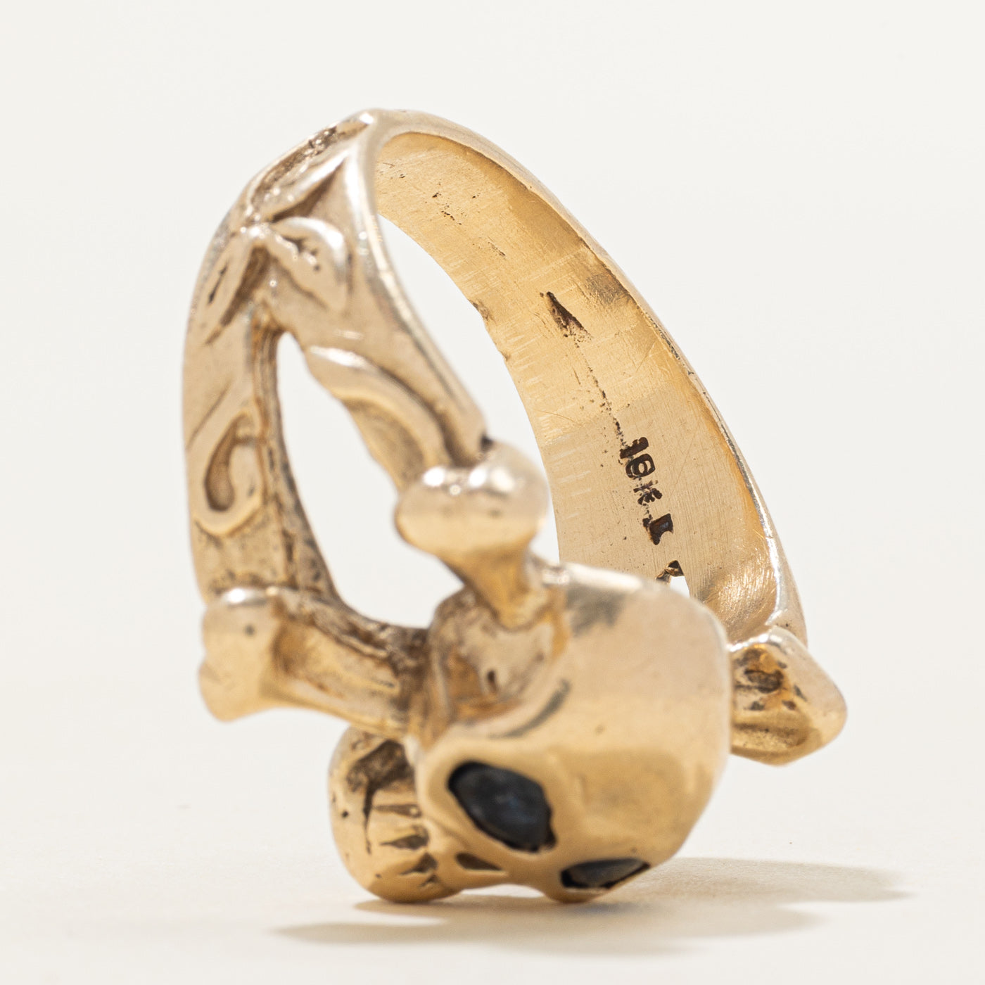 Bague pirate en saphir tête de mort et os croisés | 0,32 ct | Taille 7,5