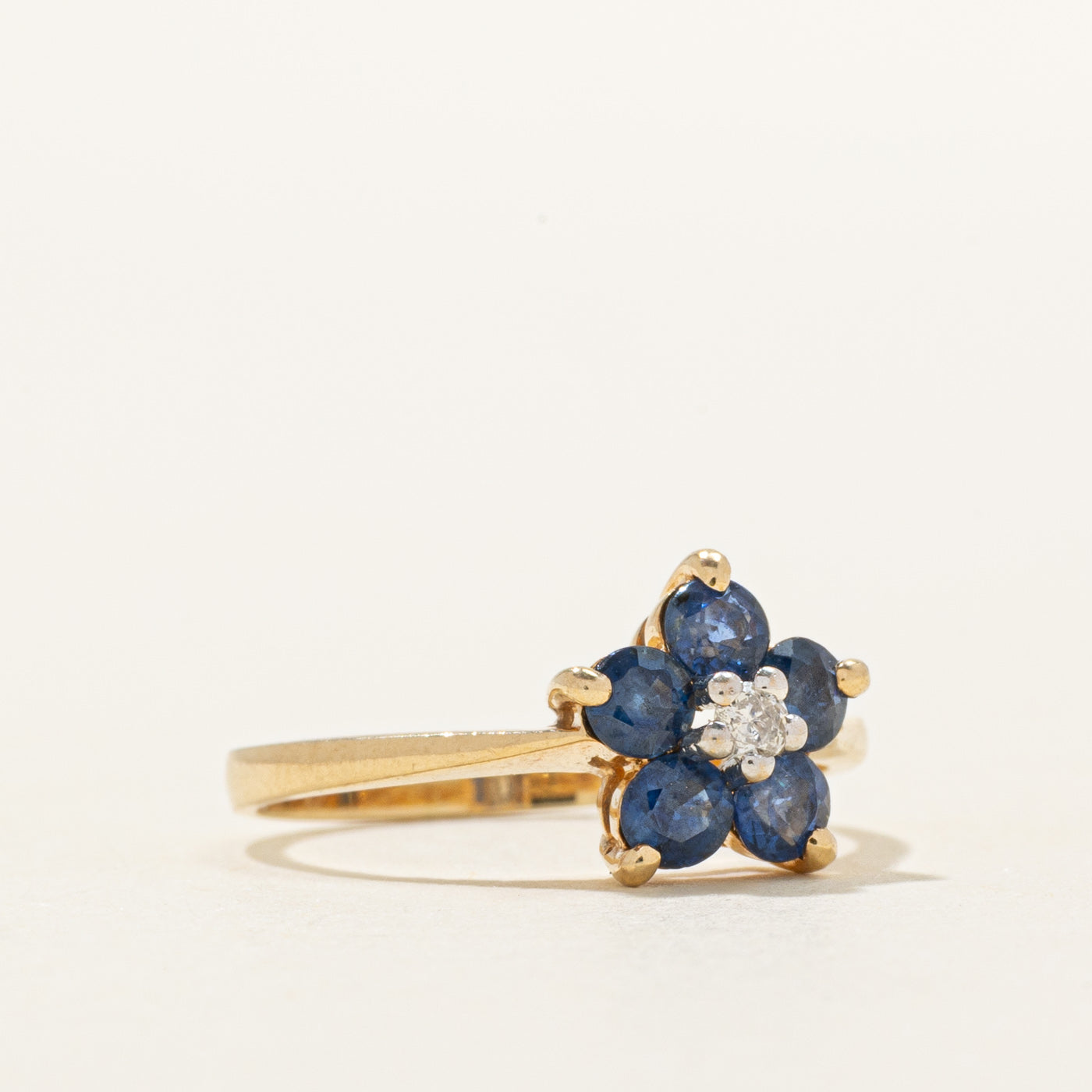 Bague fleur en saphir et diamants | 0,60 ct au total, 0,02 ct | Taille 4,5
