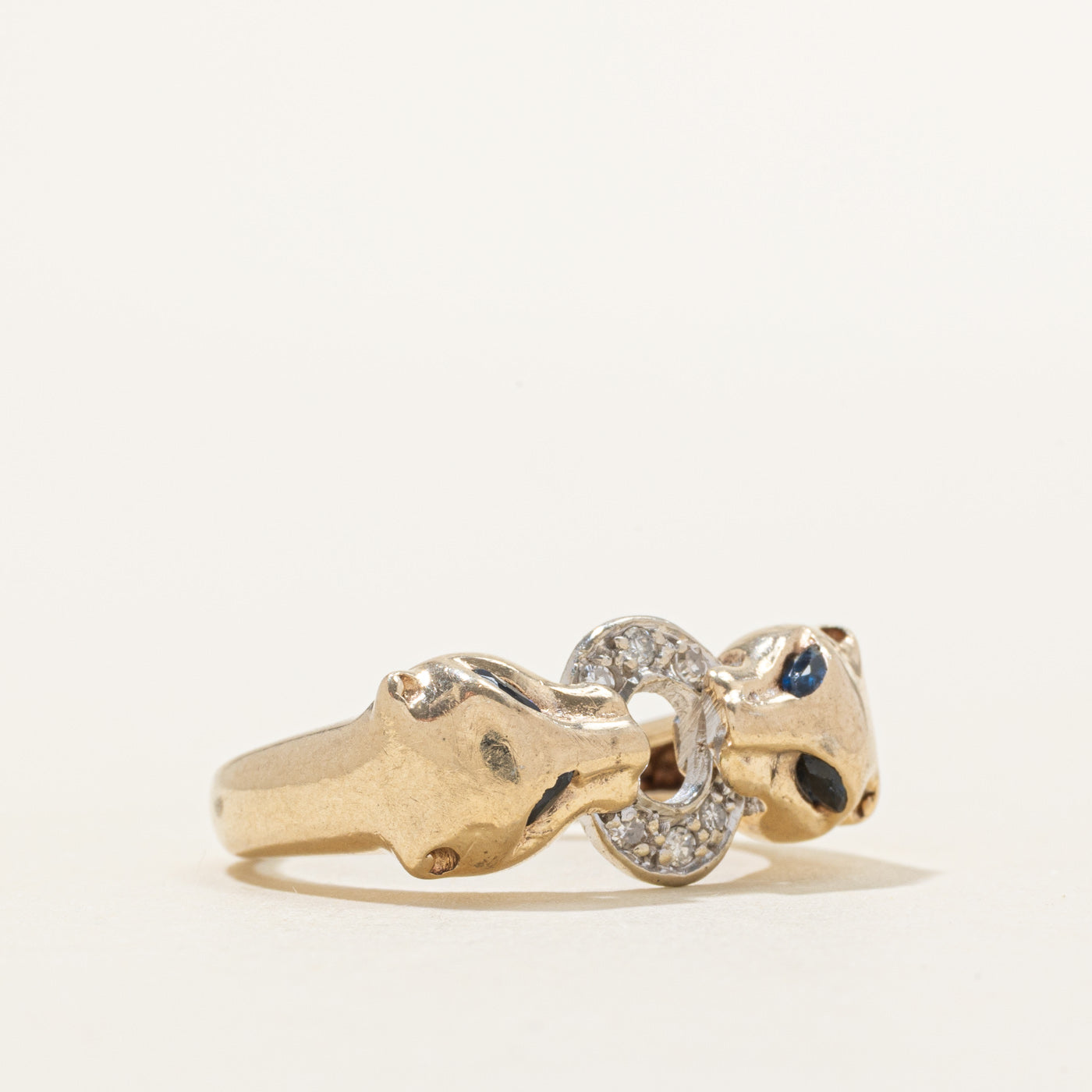 Bague boucle panthère en saphir et diamants | 0,12 ct, 0,06 ct | Taille 7,25
