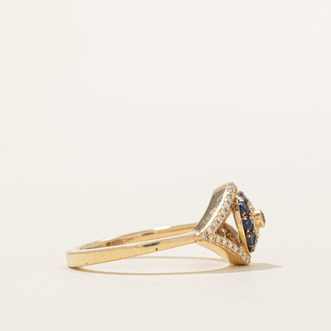 Bague œil protecteur en saphir et diamants | 0,25 ct, 0,18 ct | Taille 7