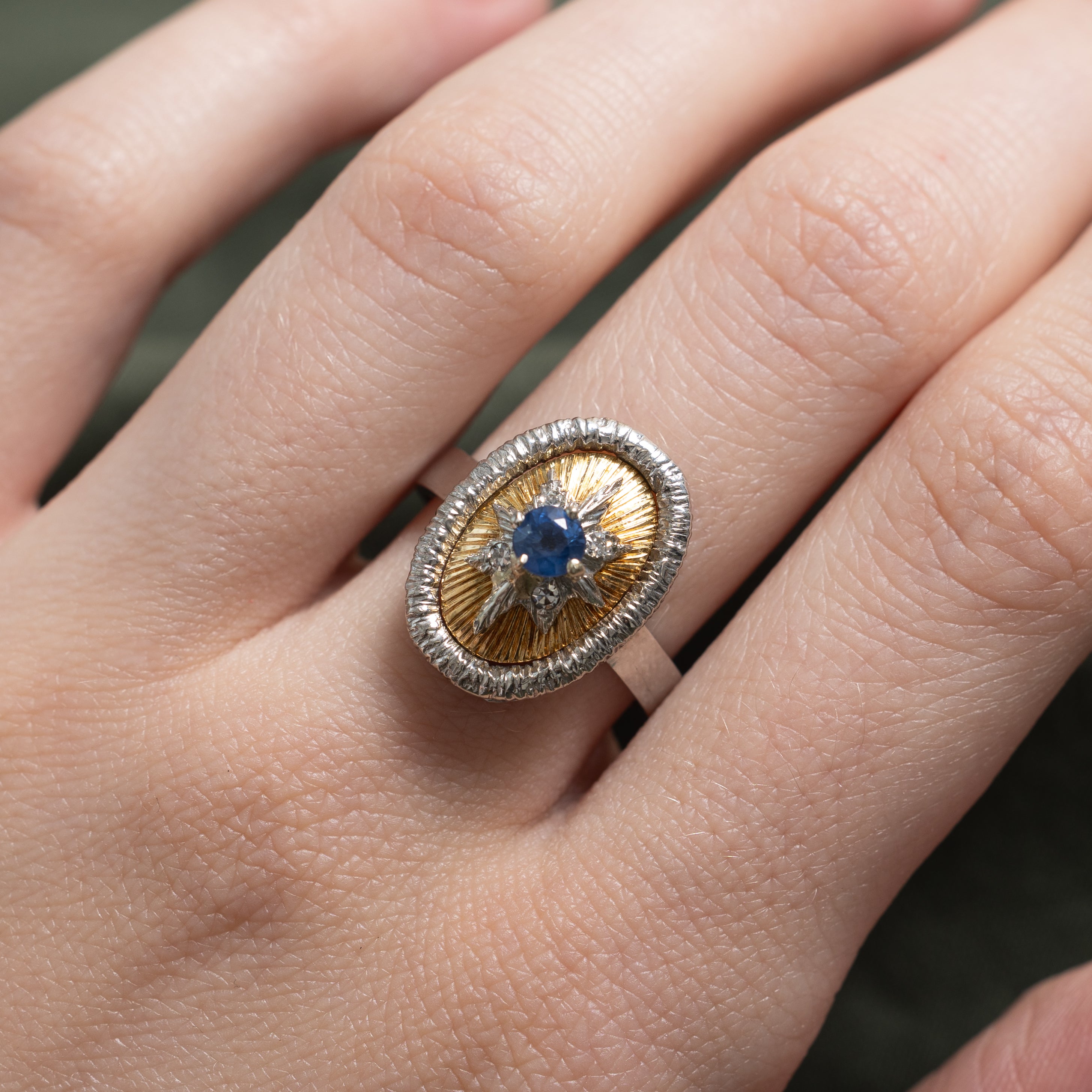 Bague cocktail ovale en saphir et diamants | 0,26 ct, 0,02 ct au total | Taille 6,75
