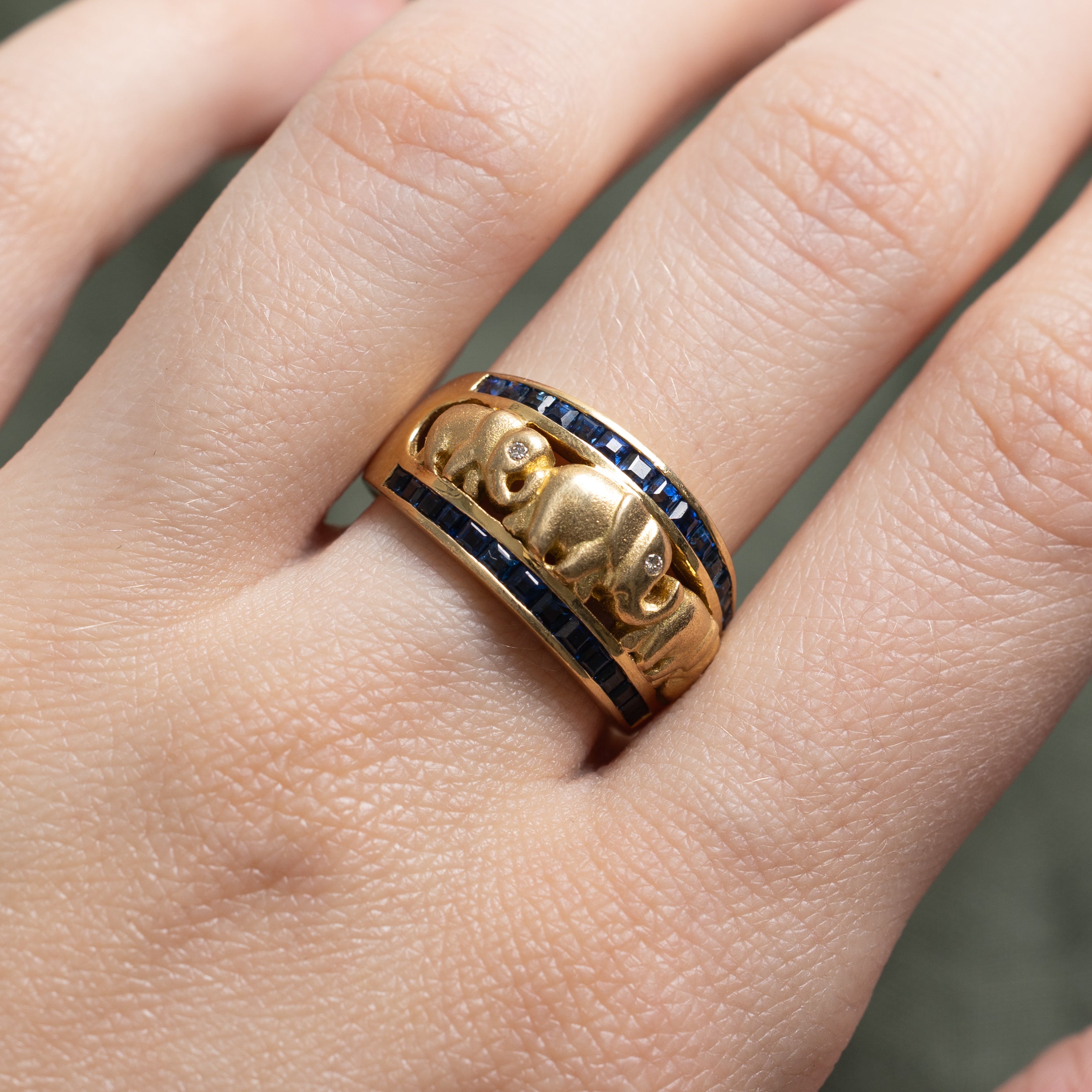 Bague éléphant en saphir et diamants | 0,86 ct, 0,02 ct | Taille 8