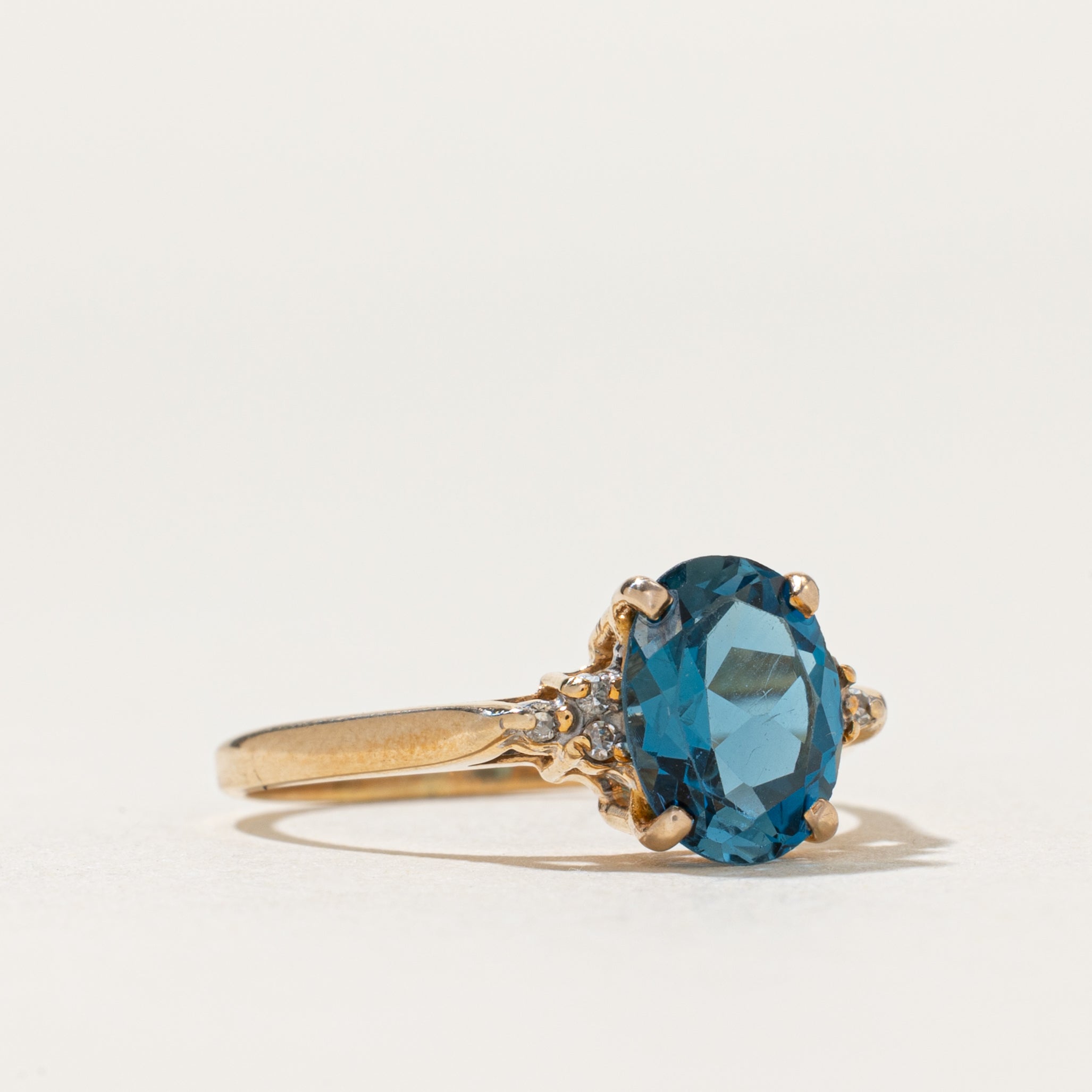 Bague en topaze bleue de Londres et diamants | 1,74 ct, 0,03 ct au total | Taille 7,5