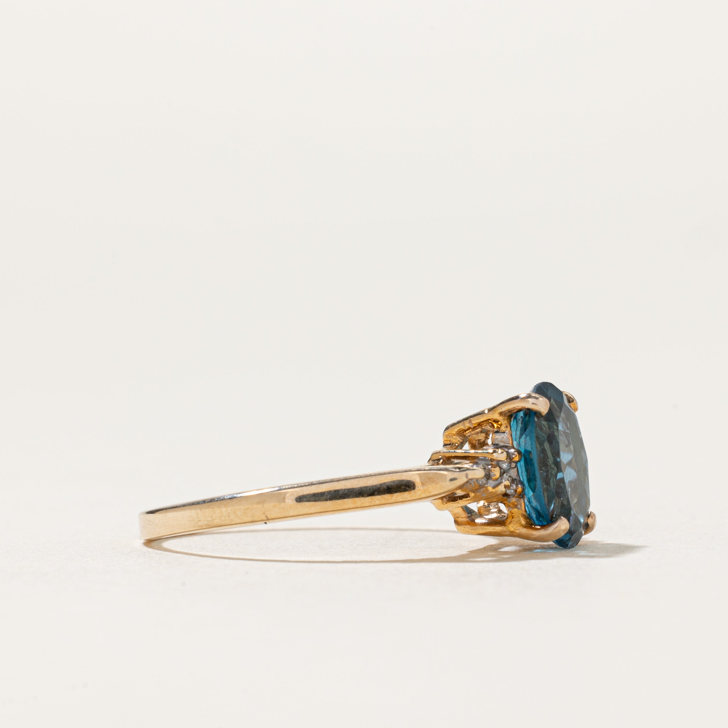 Bague en topaze bleue de Londres et diamants | 1,74 ct, 0,03 ct au total | Taille 7,5