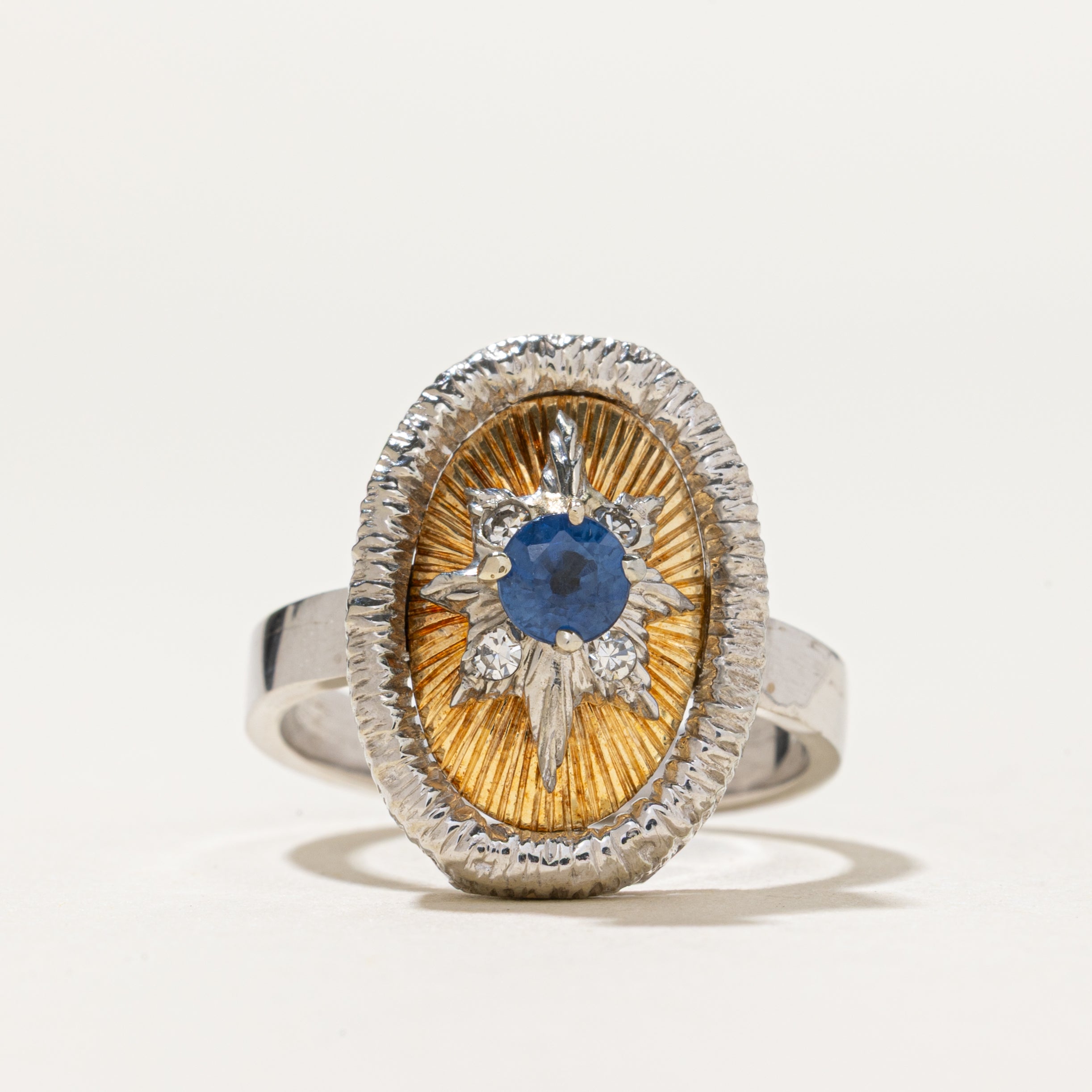 Bague cocktail ovale en saphir et diamants | 0,26 ct, 0,02 ct au total | Taille 6,75