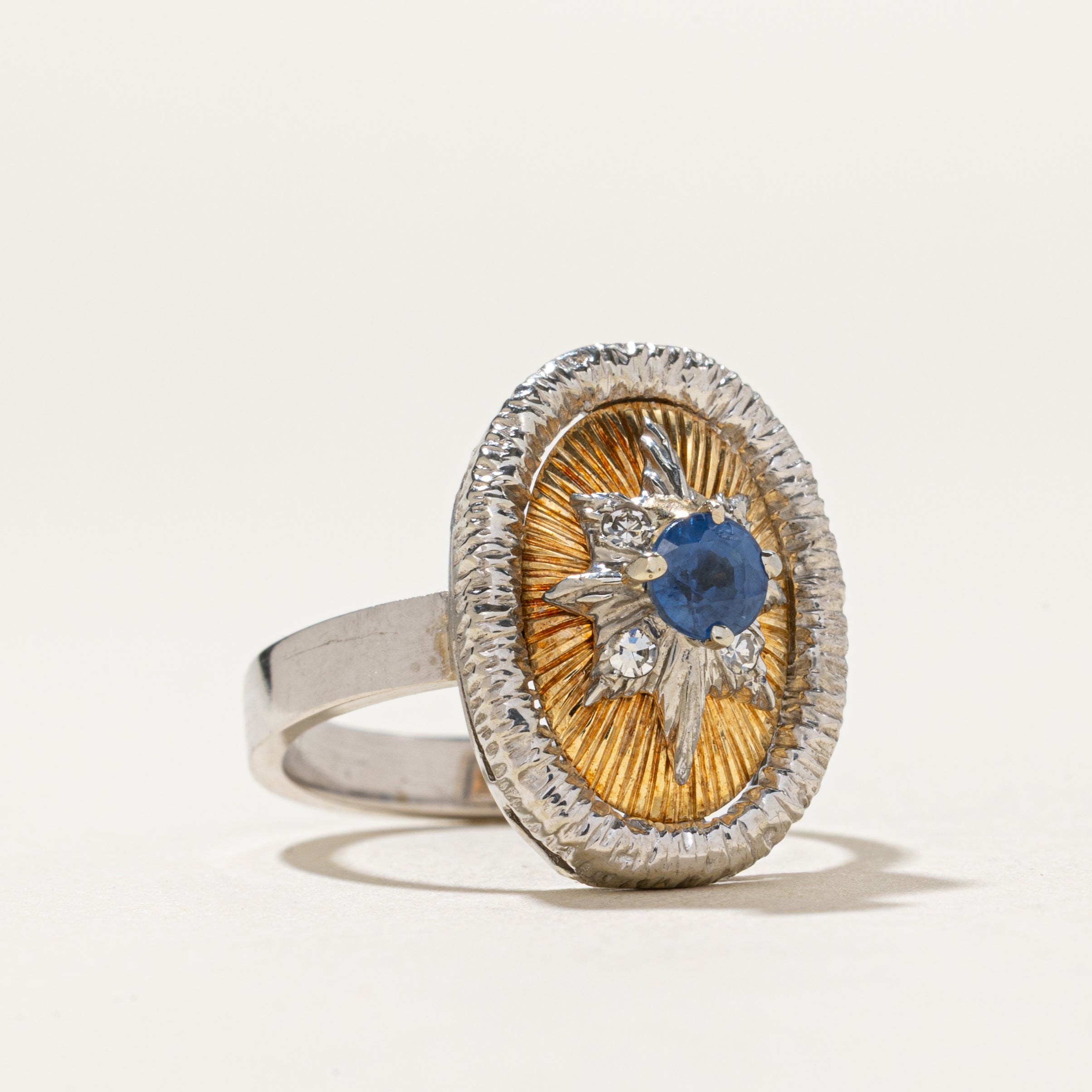 Bague cocktail ovale en saphir et diamants | 0,26 ct, 0,02 ct au total | Taille 6,75