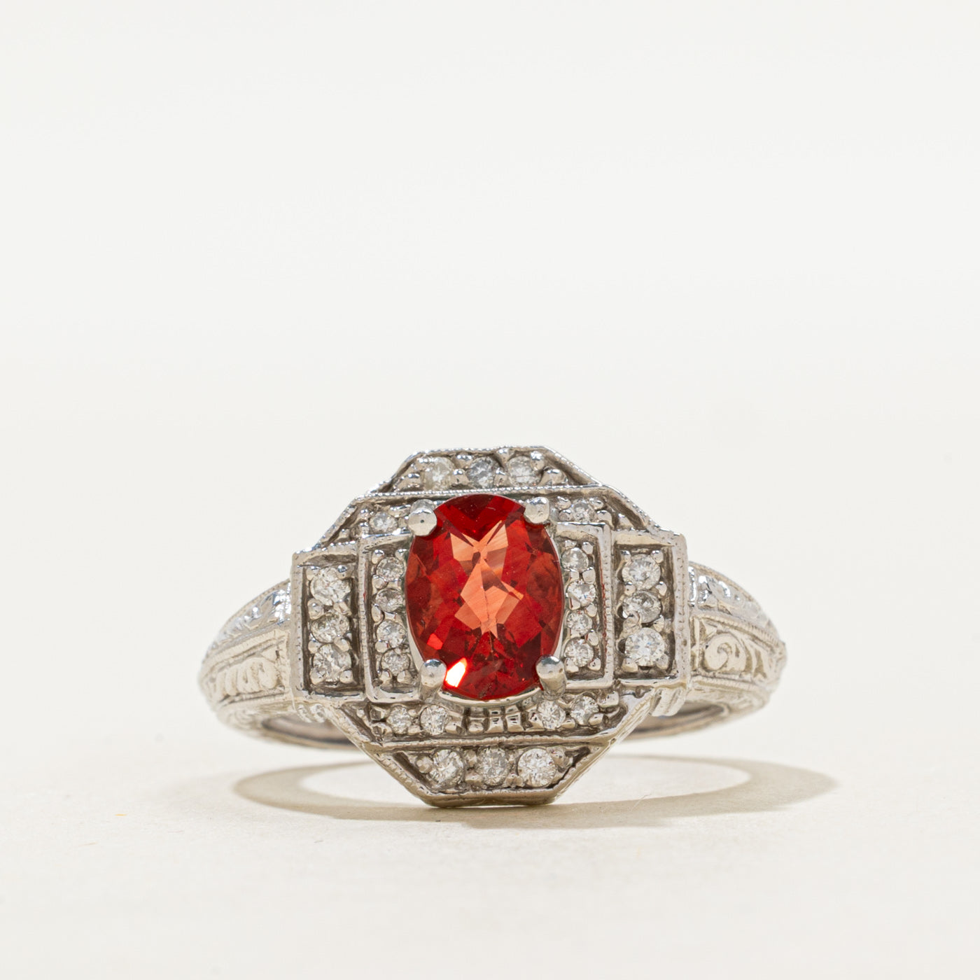 Bague en pierre de soleil et diamants, sertie de volutes | 0,95 ct, 0,20 ct au total | Taille 7