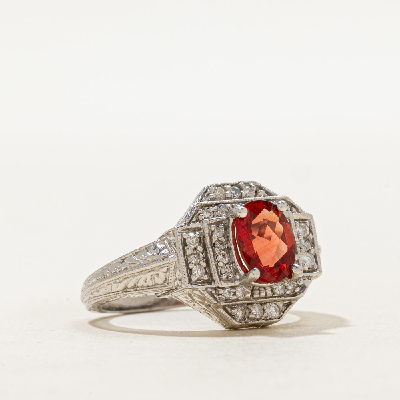 Bague en pierre de soleil et diamants, sertie de volutes | 0,95 ct, 0,20 ct au total | Taille 7
