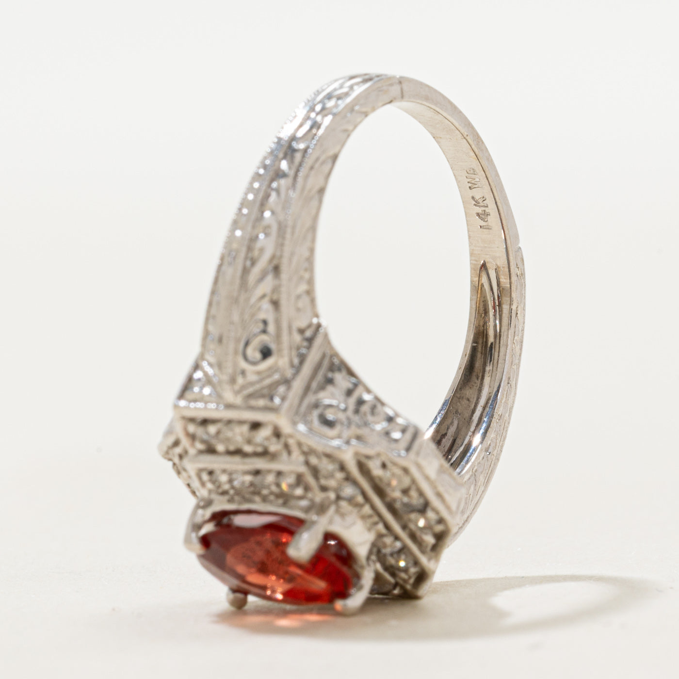 Bague en pierre de soleil et diamants, sertie de volutes | 0,95 ct, 0,20 ct au total | Taille 7