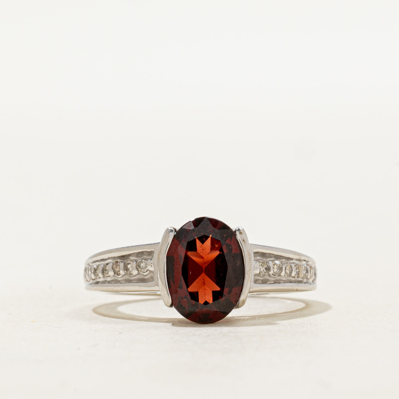 Bague sertie tension de grenat et de diamants | 1,70 ct, 0,12 ct au total | Taille 6,25