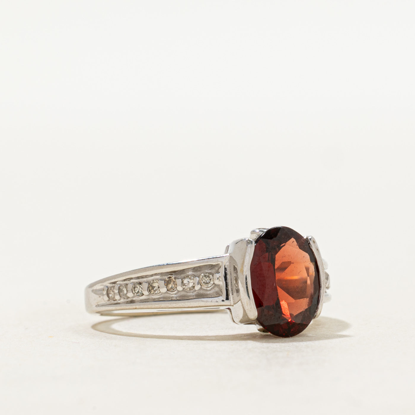 Bague sertie tension de grenat et de diamants | 1,70 ct, 0,12 ct au total | Taille 6,25
