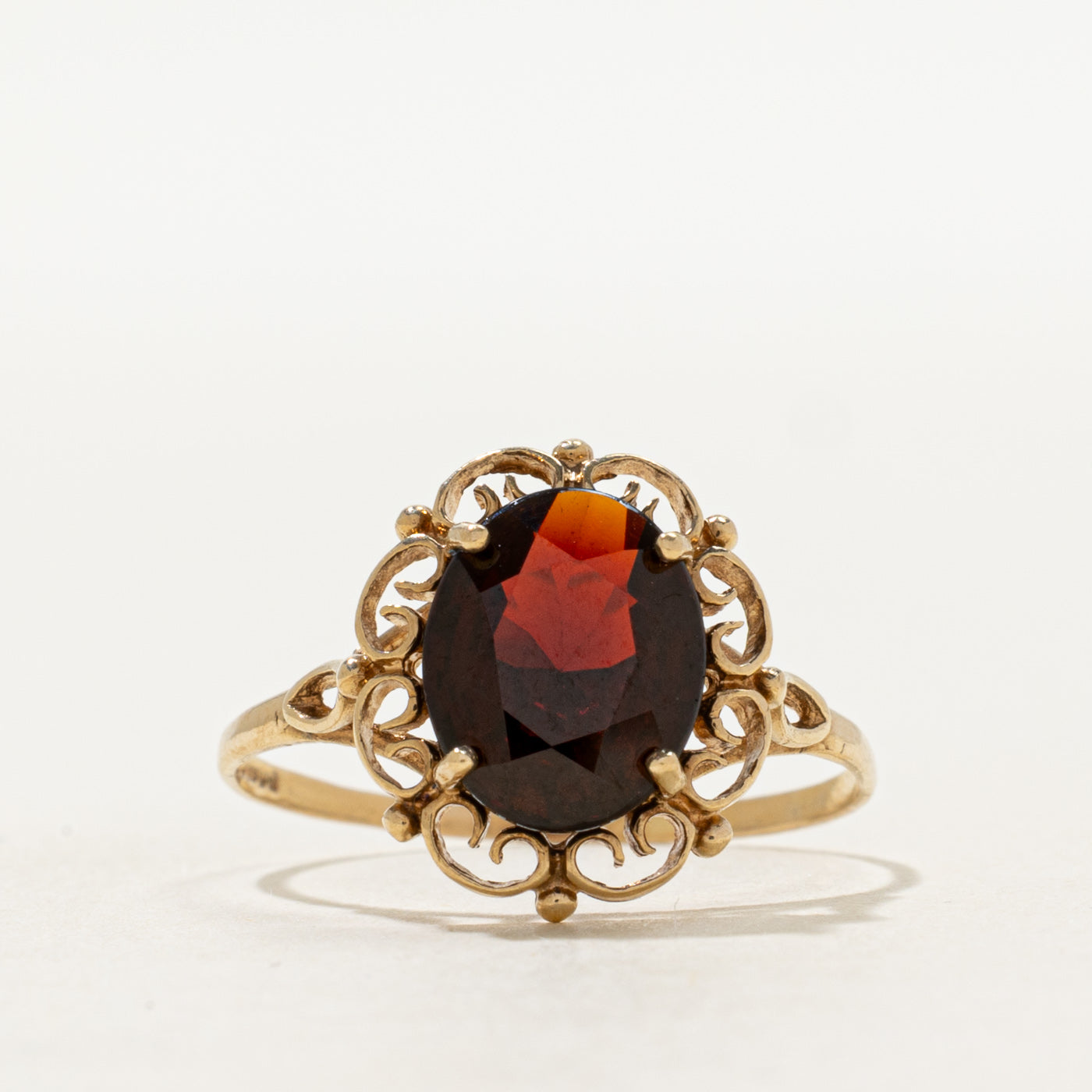 Bague en grenat de Birmingham de 1995, ornée de volutes | 2,20 ct | Taille 8,5