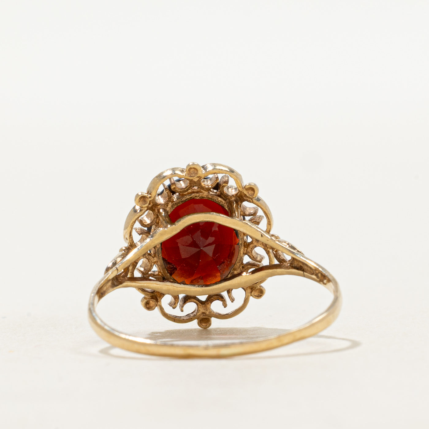 Bague en grenat de Birmingham de 1995, ornée de volutes | 2,20 ct | Taille 8,5